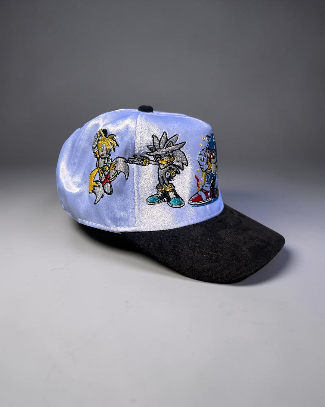 Satin White black Swede brim - Sonic team