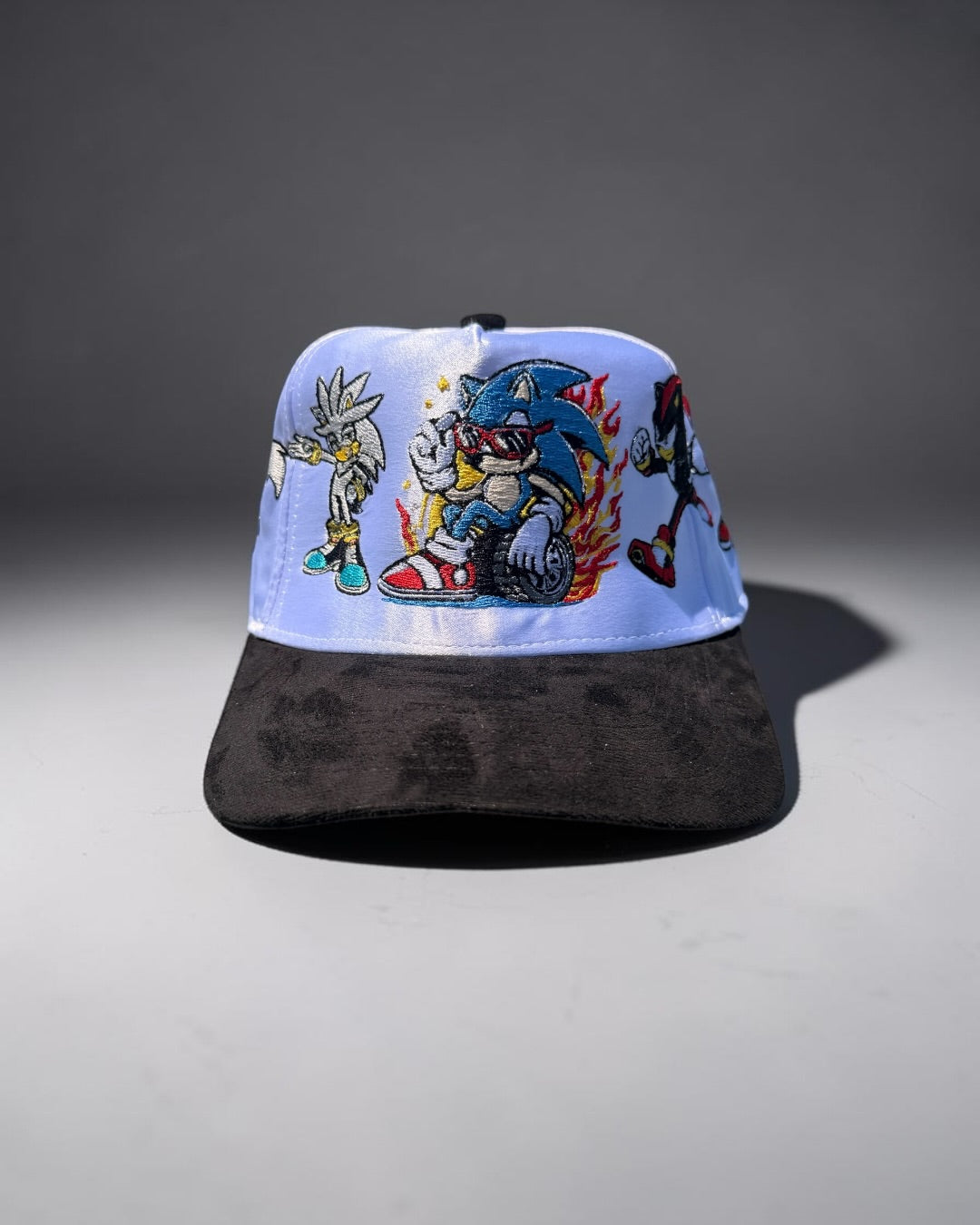 Satin White black Swede brim - Sonic team